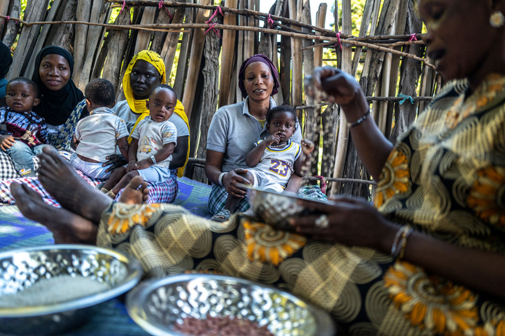 A Heifer-trained community facilitator teaches mothers in her Senegalese village how to make nutrient-dense porridge.